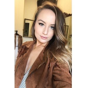 Meet your Posher, Alexis